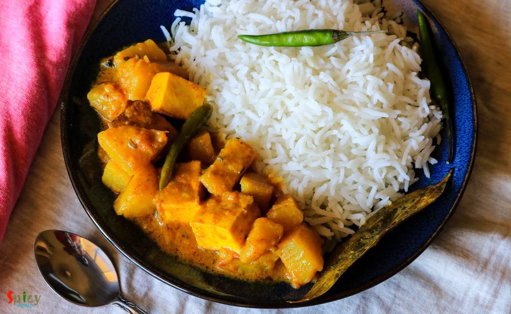 Chanar Dalna / Aloo Paneer curry