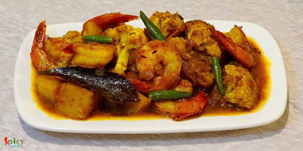 Prawn Curry with Potato and Cauliflower / Aloo Fulkopi diye Chingri macher curry