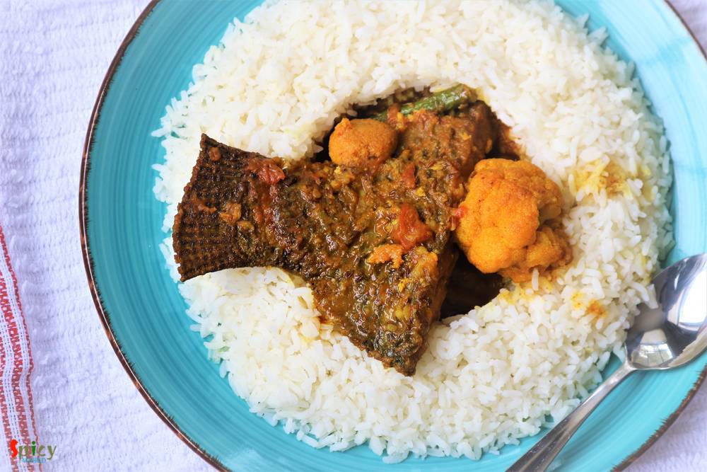 Sobji diye Macher Jhol / Fish curry with Vegetables
